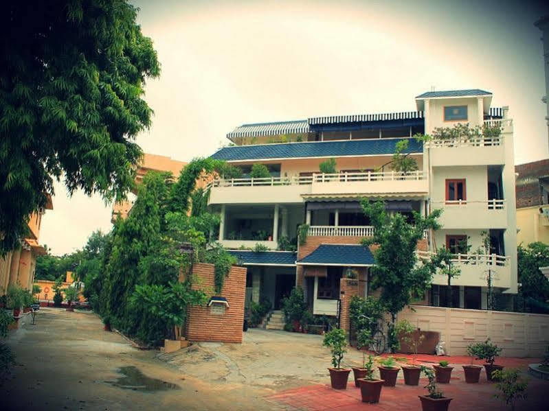 Giri Homestay By Vista Rooms Jaipur Exterior foto